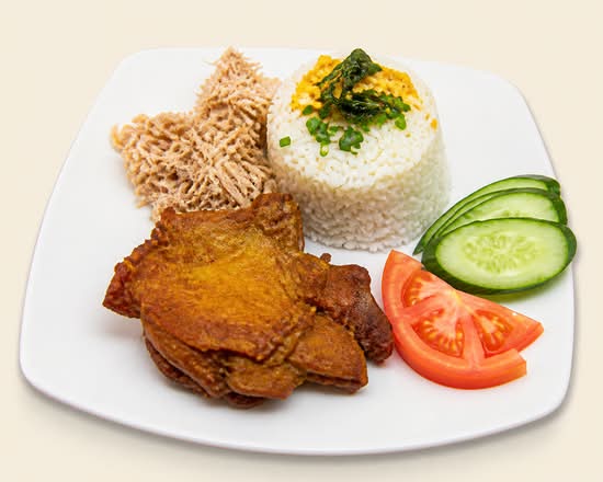 Grilled pork chop broken rice with cucumber, tomato and shredded pork